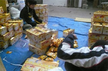 Lọt vào “lò” bánh kẹo siêu bẩn ở Hà Nội Lọt vào “lò” bánh kẹo siêu bẩn ở Hà Nội